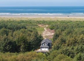 Ocean Front! Walk to Beach, Fenced Yard, Vacation Beach House